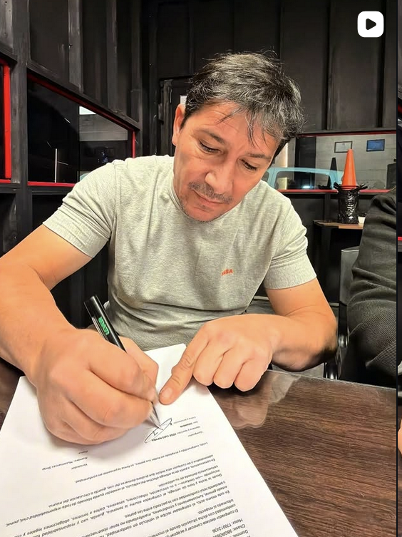 Cliente firmando contrato