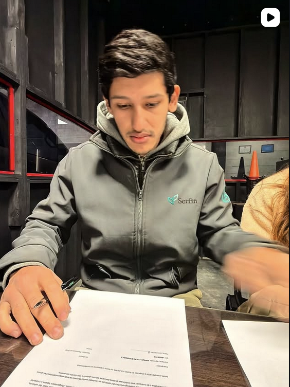 Cliente firmando contrato