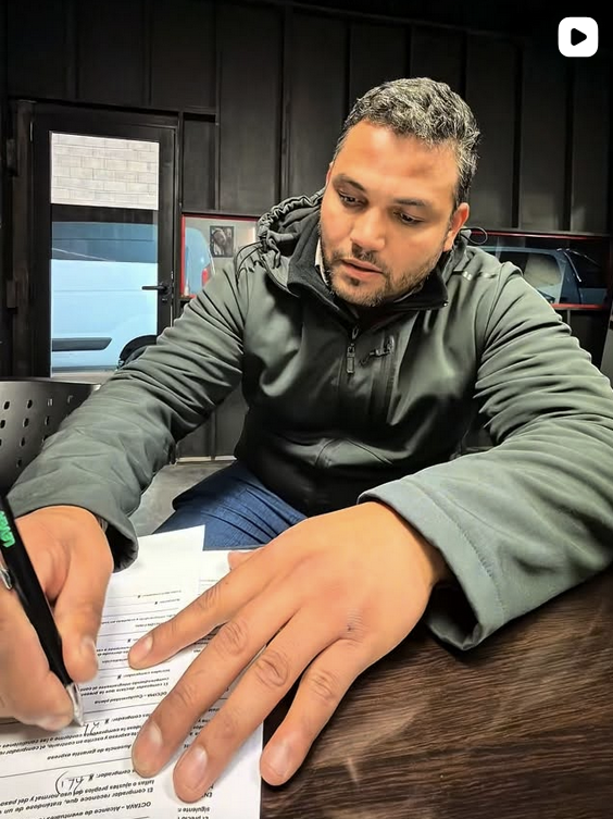 Cliente firmando contrato