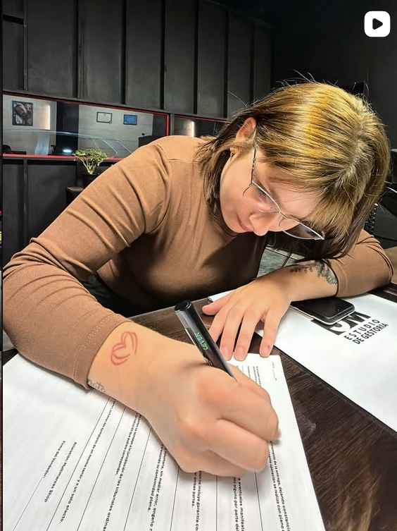 Cliente firmando contrato