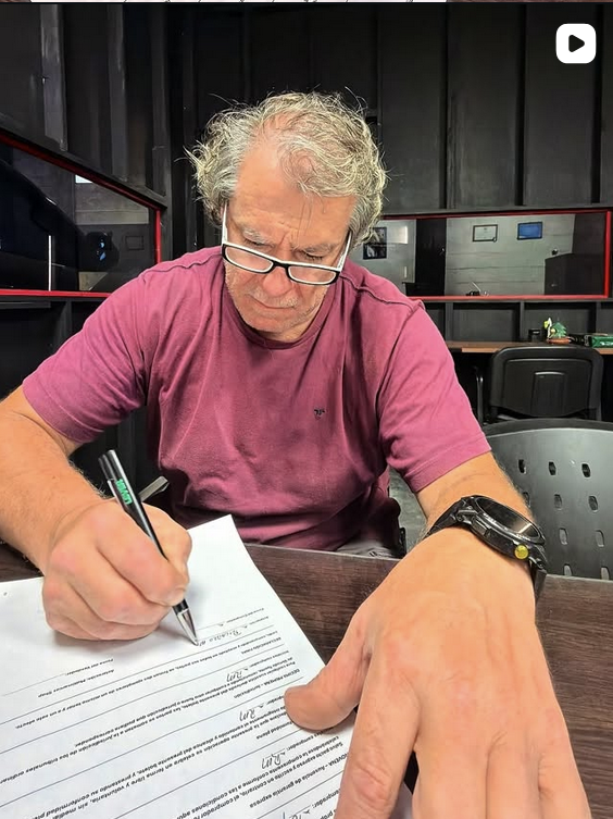 Cliente firmando contrato